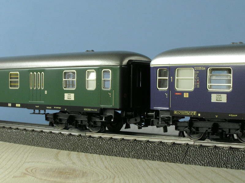 Tin-plate coaches 24 cm